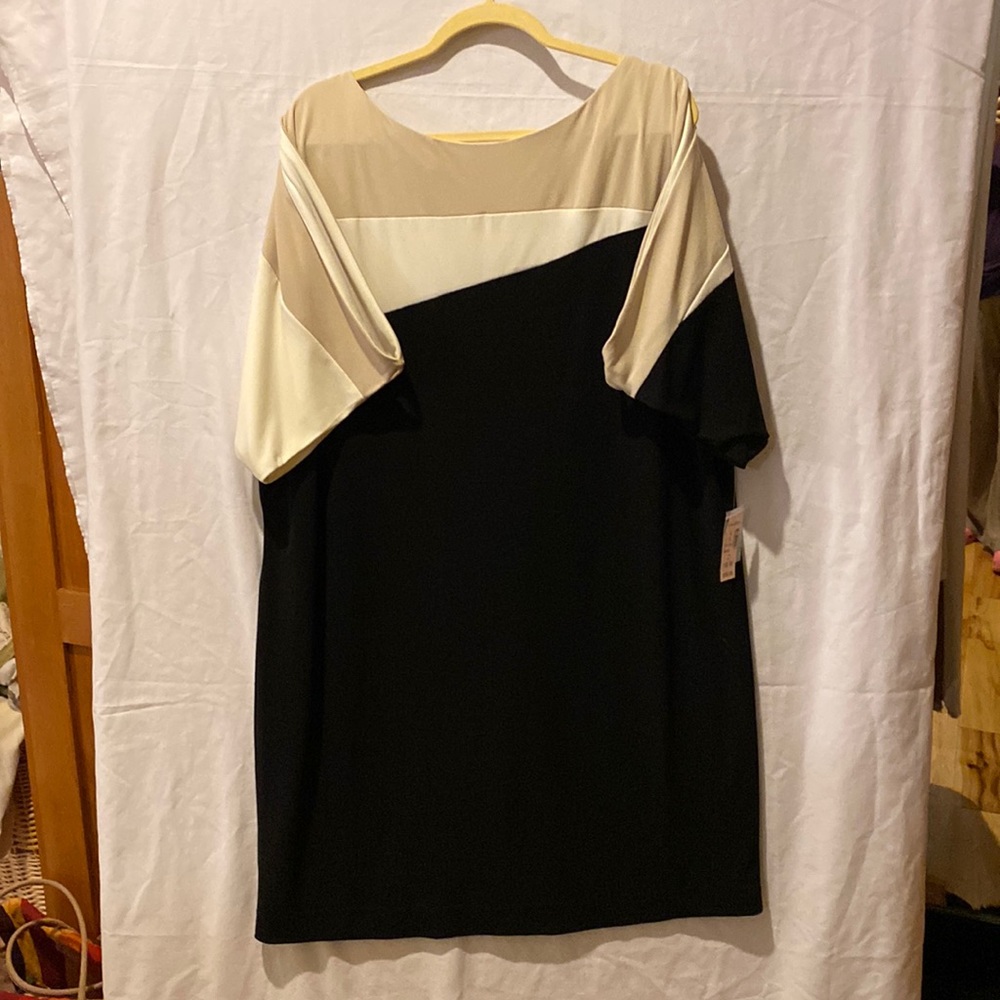 Dress Barn women’s size 18W black with cream & tan geometric design on top